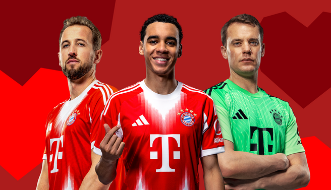 Trois joueurs de football portent des maillots du Bayern Munich, avec des couleurs vives. Le joueur central sourit et fait un geste positif, tandis que les autres se tiennent avec des expressions sérieuses. L'arrière-plan est rouge, ajoutant à l'énergie de l'image.