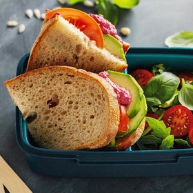 Lunchbox mit Broten und Salat als gesundes Essen zum Mitnehmen.